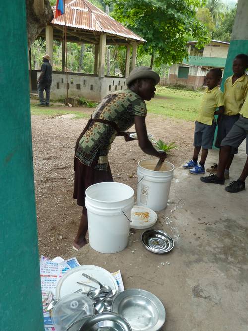 07 distribution du repas Kay Fidel.JPG